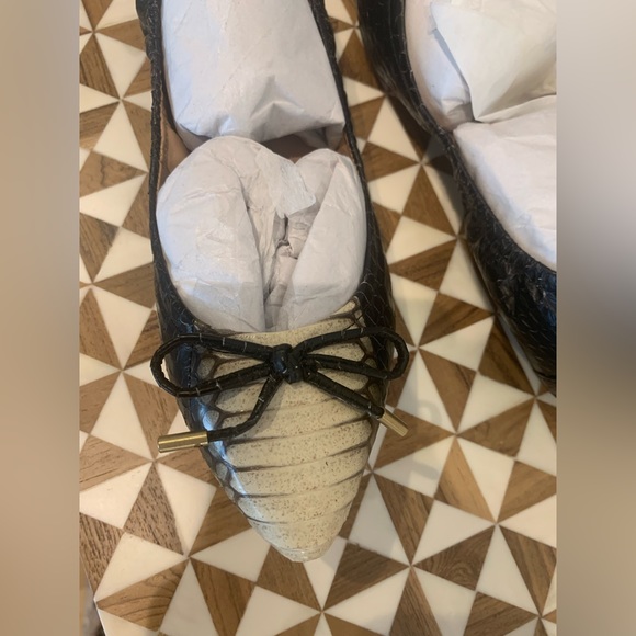 NIB Vince Camuto Signature VI- Chelsie Black-White Pepe Snake Flats - Picture 4 of 10